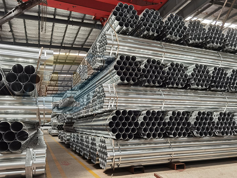 What is the difference between 304 and 316 piping?