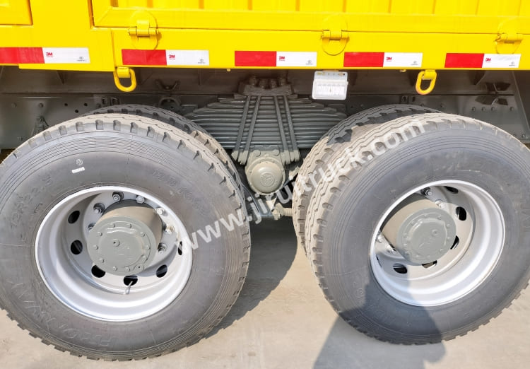 howo cargo crane truck (2).jpg