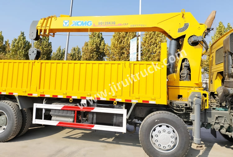 howo cargo crane truck (9).jpg