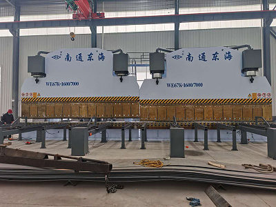 Large-scale bending machine