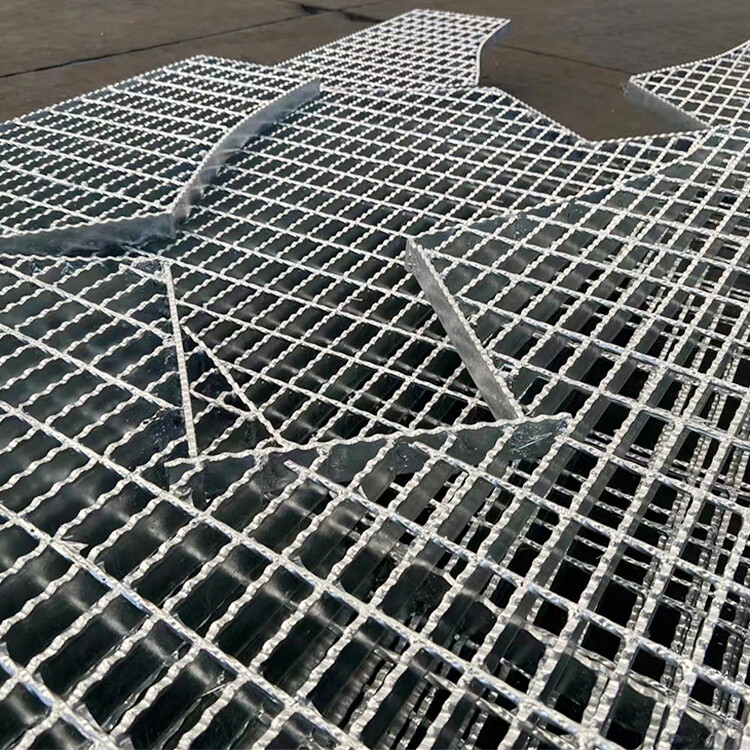 Pressed grating with equal strips and continuous serrations