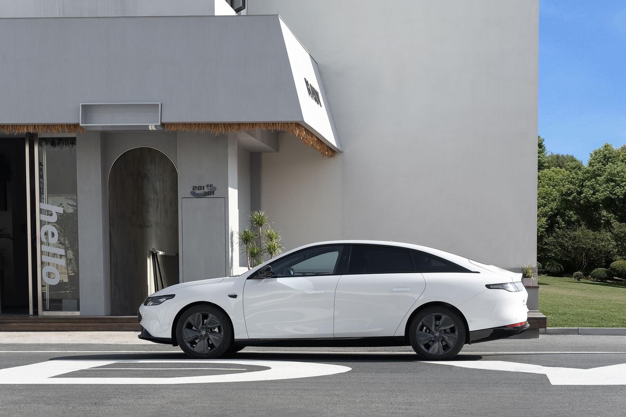 China New Energy Vehicles Lingpao C01 Electric Car Long Endurance 606 Km Version New Energy Ev Car