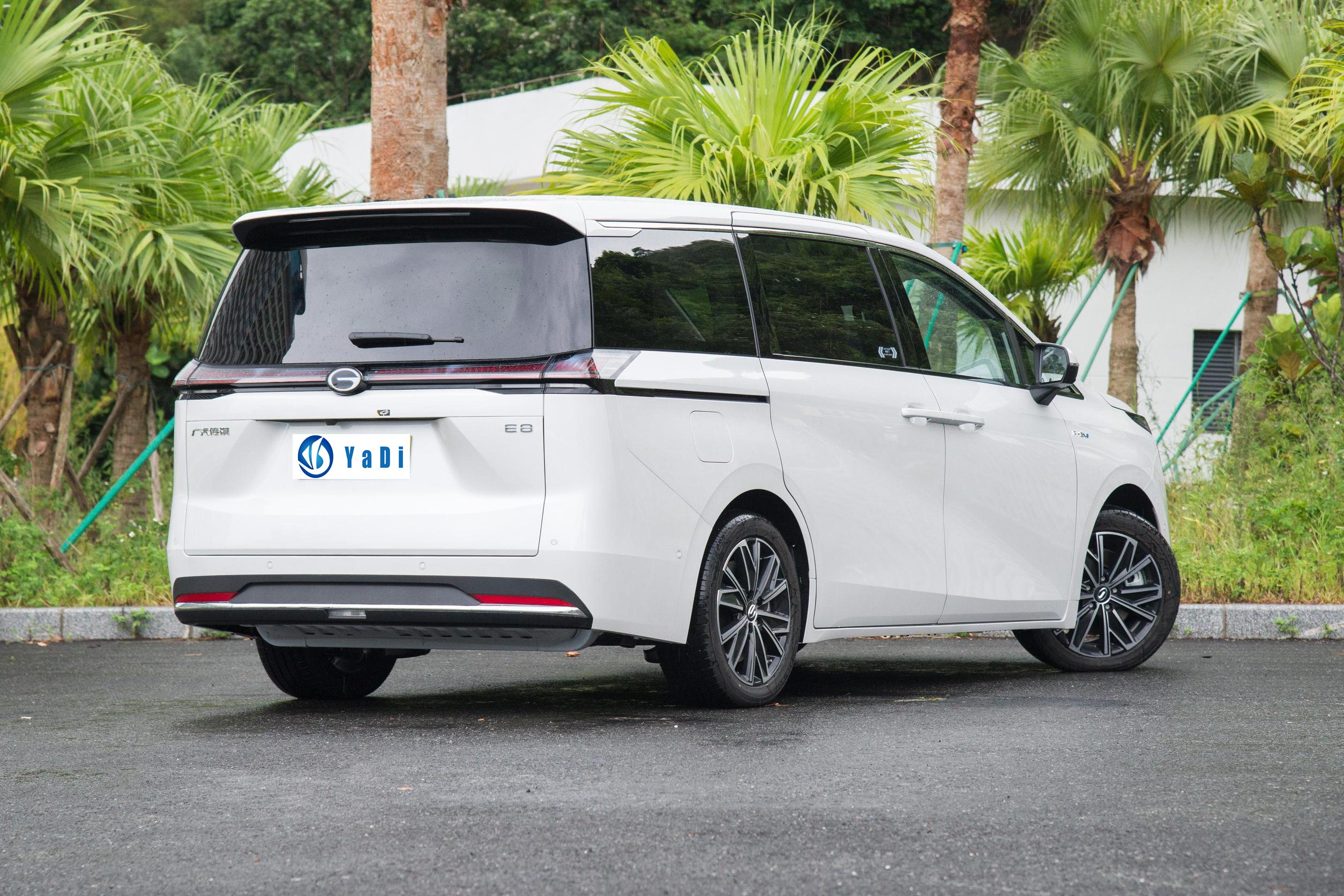 New energy vehicle GAC Trumpchi E8 plug-in hybrid has a cruising range of 150 kilometers