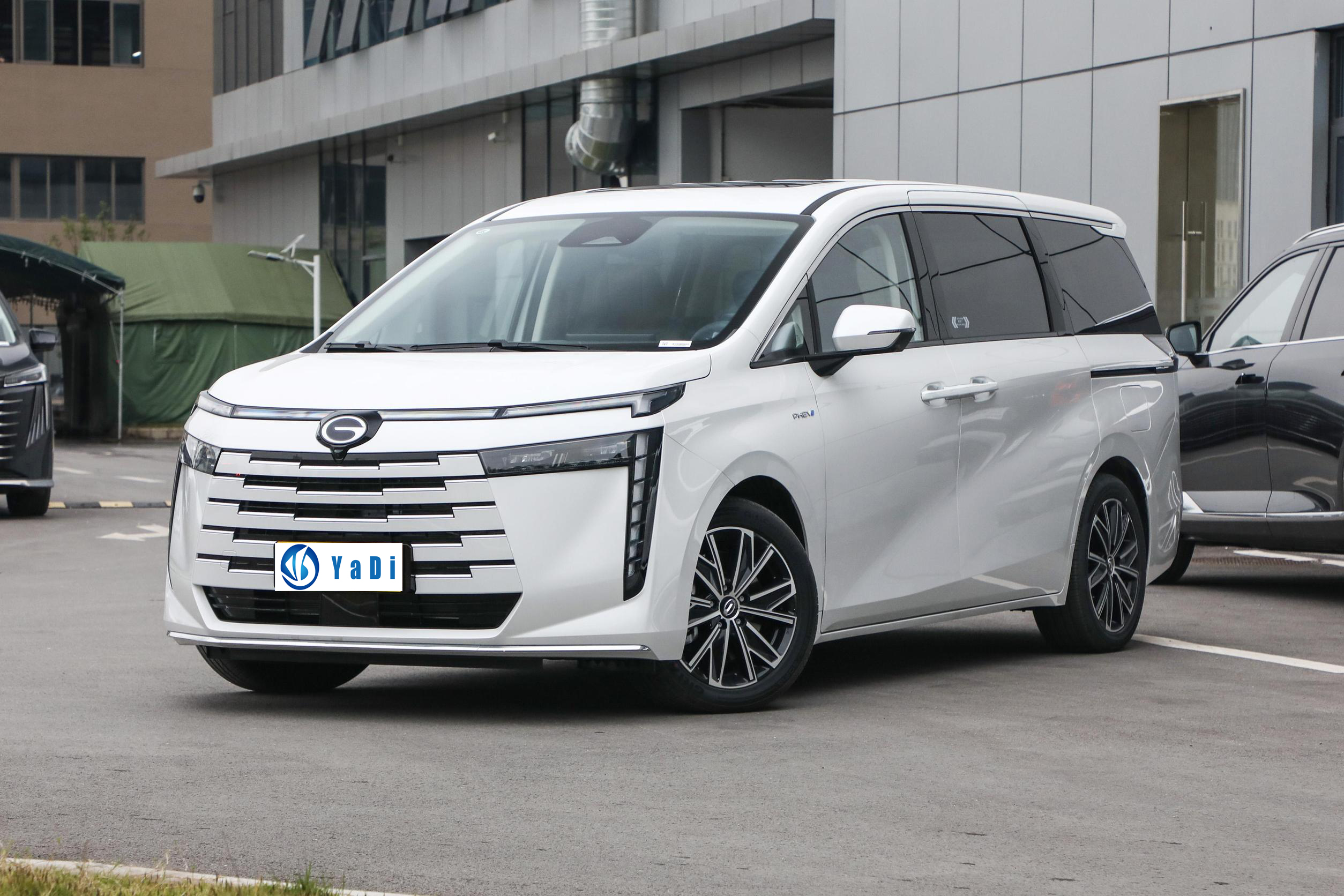 New energy vehicle GAC Trumpchi E8 plug-in hybrid has a cruising range of 150 kilometers