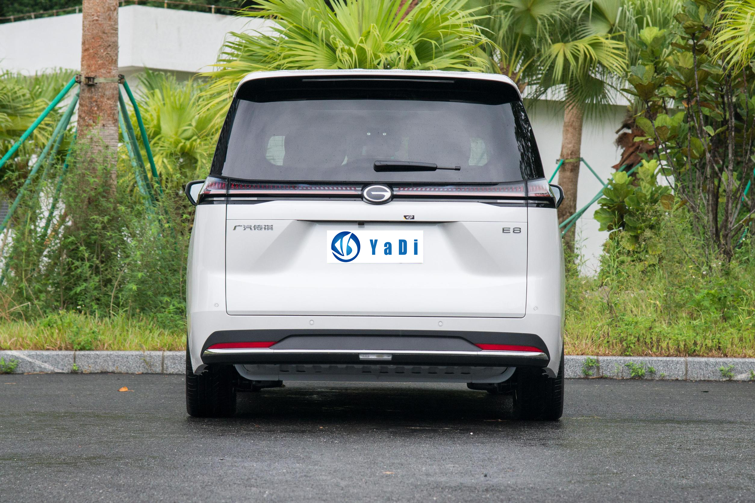 New energy vehicle GAC Trumpchi E8 plug-in hybrid has a cruising range of 150 kilometers