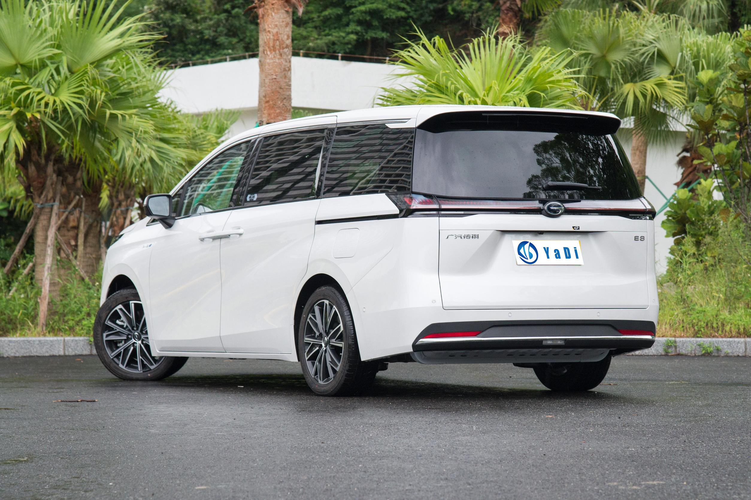 New energy vehicle GAC Trumpchi E8 plug-in hybrid has a cruising range of 150 kilometers