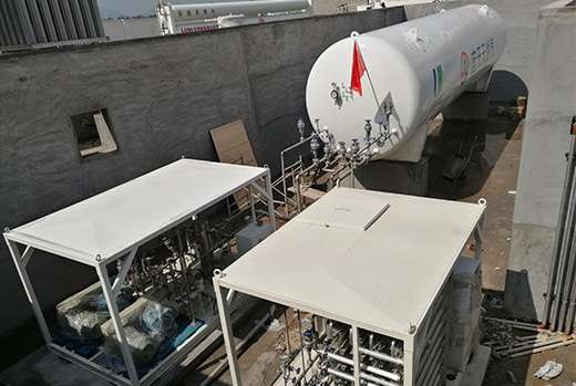 Horizontal cryogenic tank gas station with vaporizer