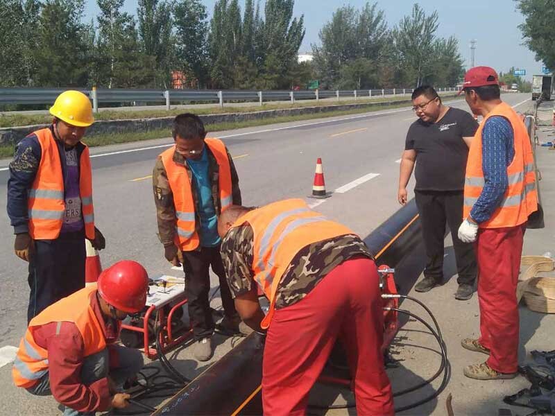 Сравнение полиэтиленовых газопроводов и стальных труб