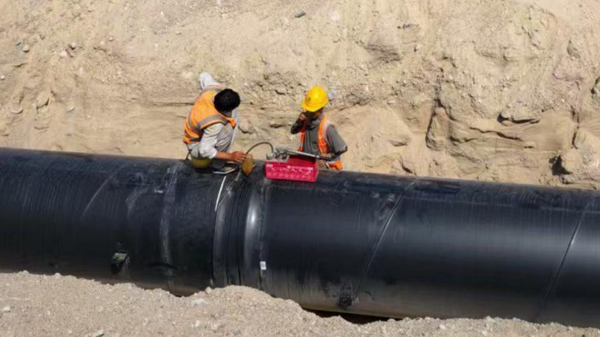 Гибкая стальная труба с двойным резиновым кольцом и раструбом