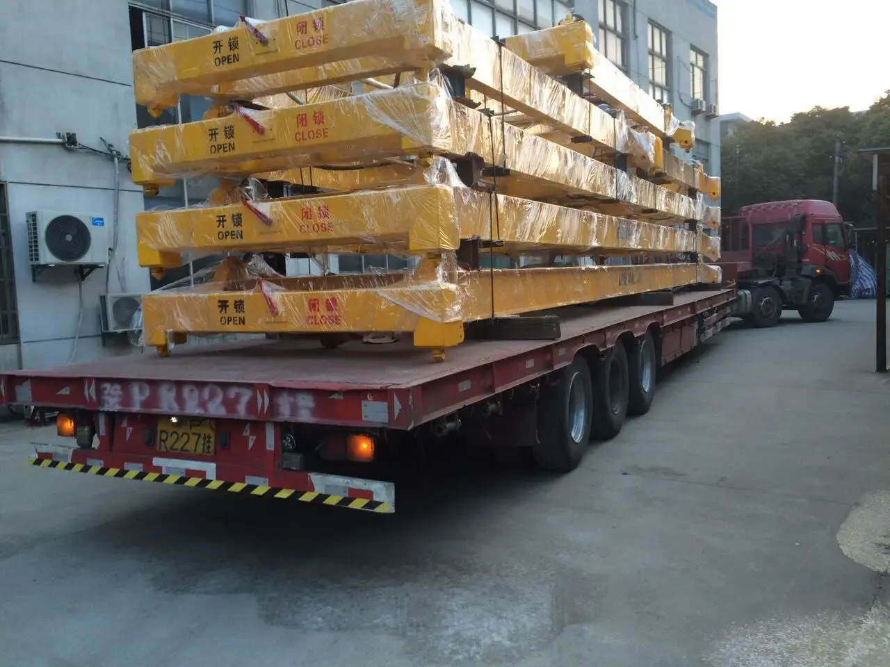 Semi-automatic container spreader