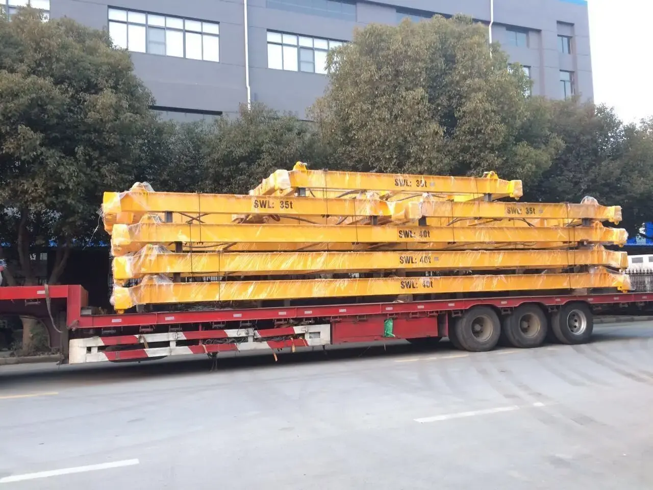 Semi-automatic container spreader