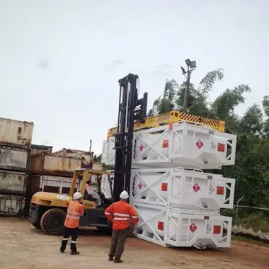Forklift spreader