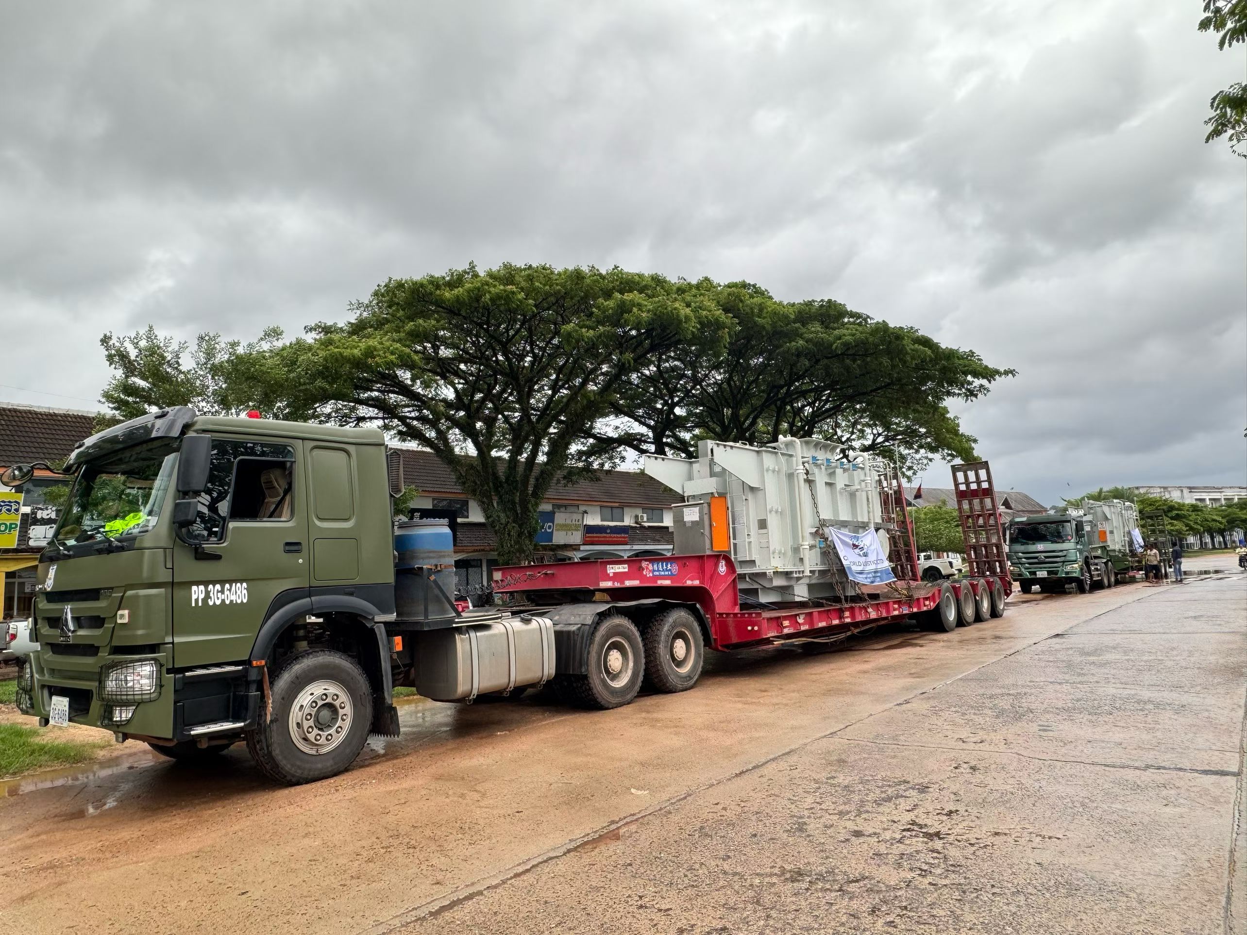 SINOTRUK HOWO 6×4 Tractors Complete Heavy Haul Power Transformer Transport in the Philippines