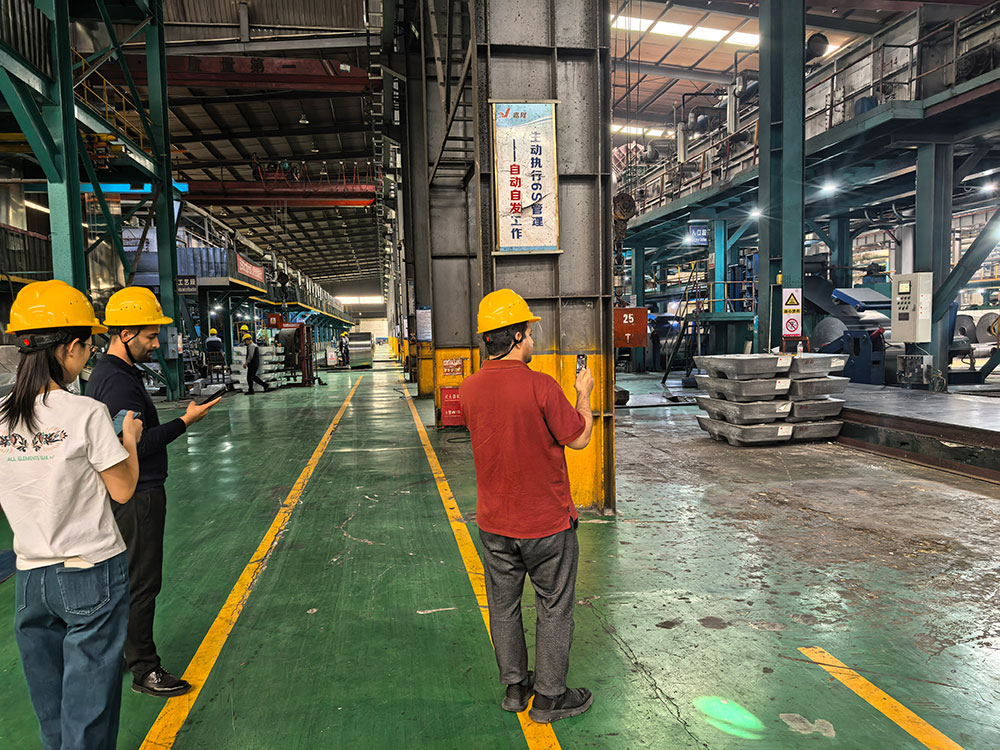 Warmly welcome distinguished German customers to visit our factory and inspect the production of galvanized coils!