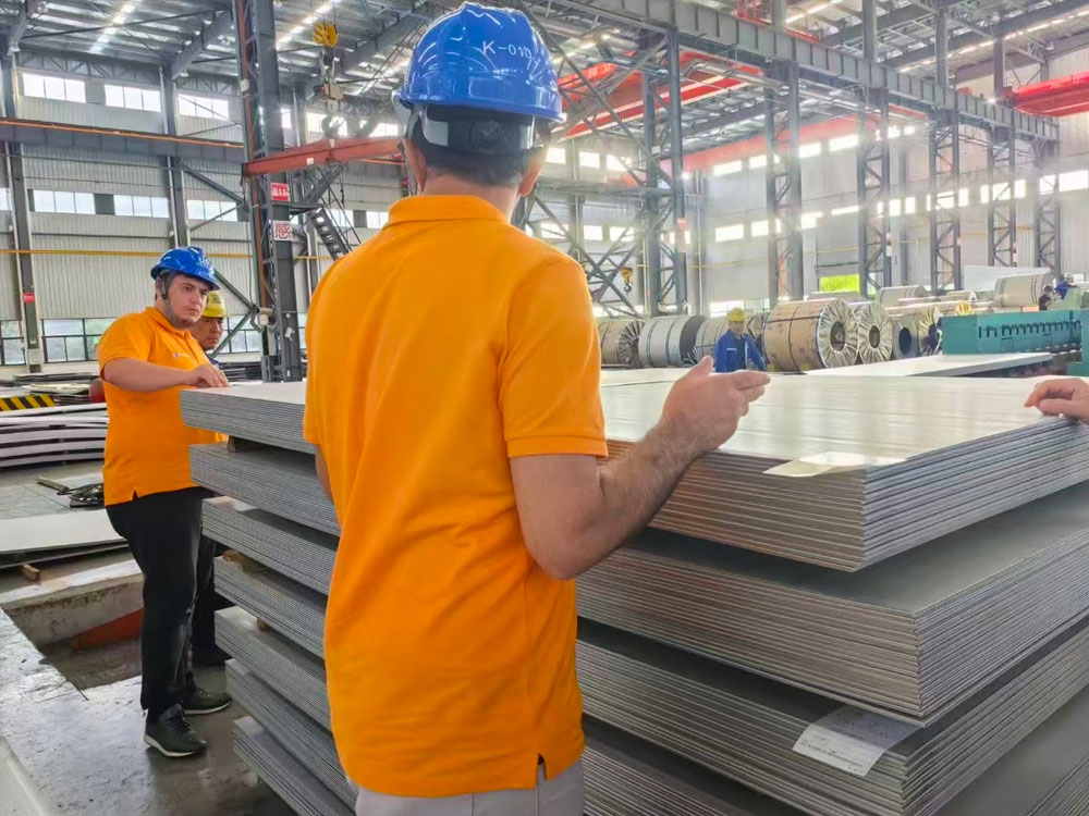 Warmly welcome distinguished customers from Chile to inspect our stainless steel sheets!