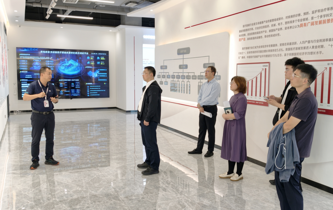 Zhou Lin, a member of the Party Leadership Group and Deputy Director of the Qingdao Municipal Science and Technology Bureau, and his delegation visited Lifebiotech to learn about its proof-of-concept platform.