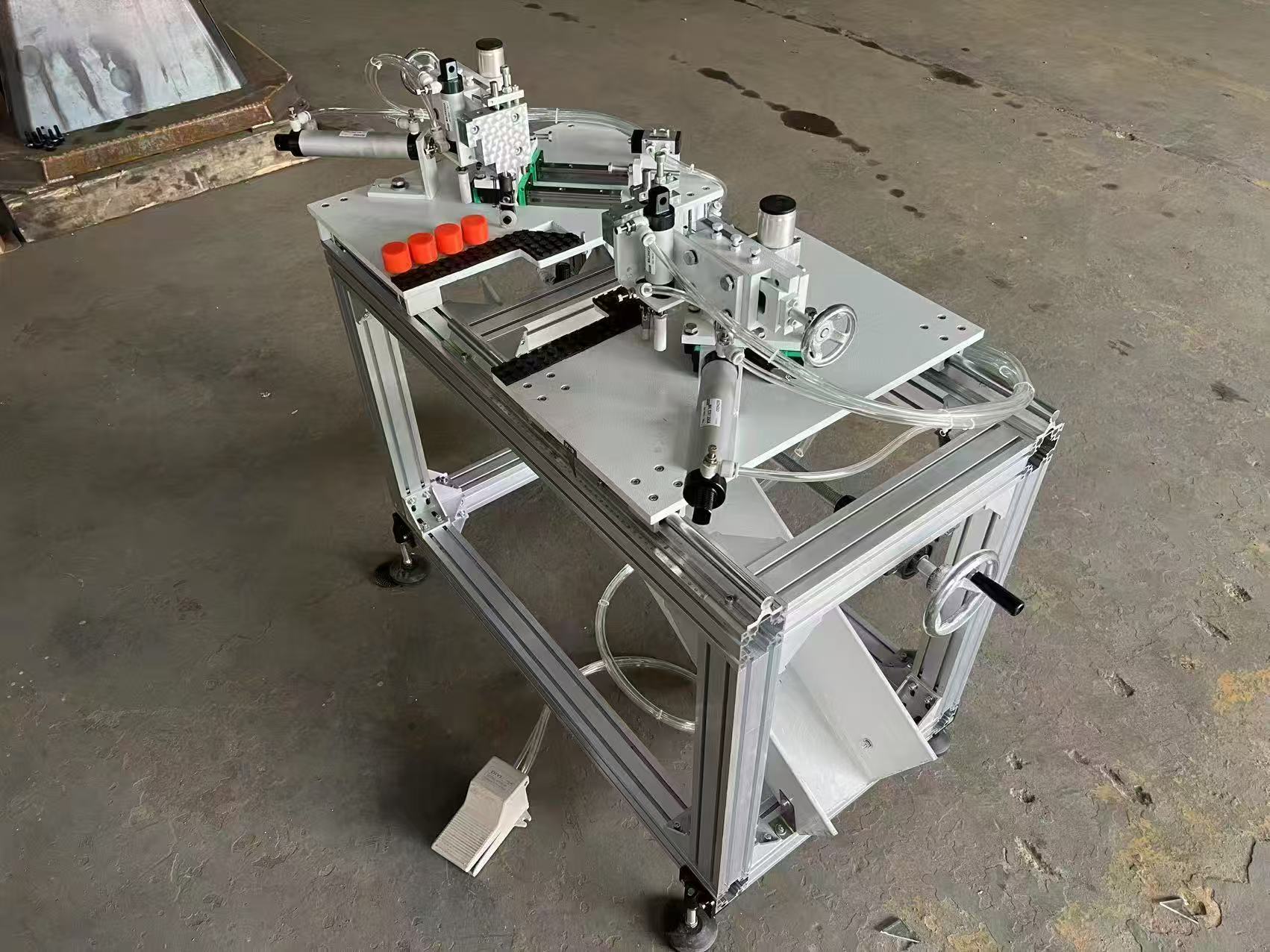 Glass cutting machine