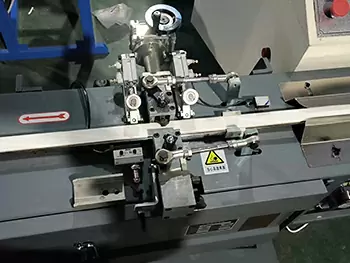 Pressure free butyl adhesive coater