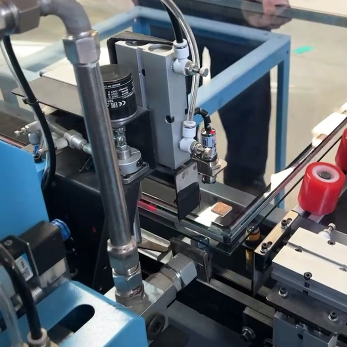 Horizontal gluing machine