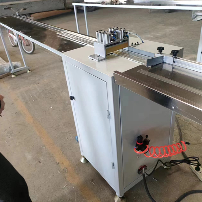 Aluminum strip cutting saw