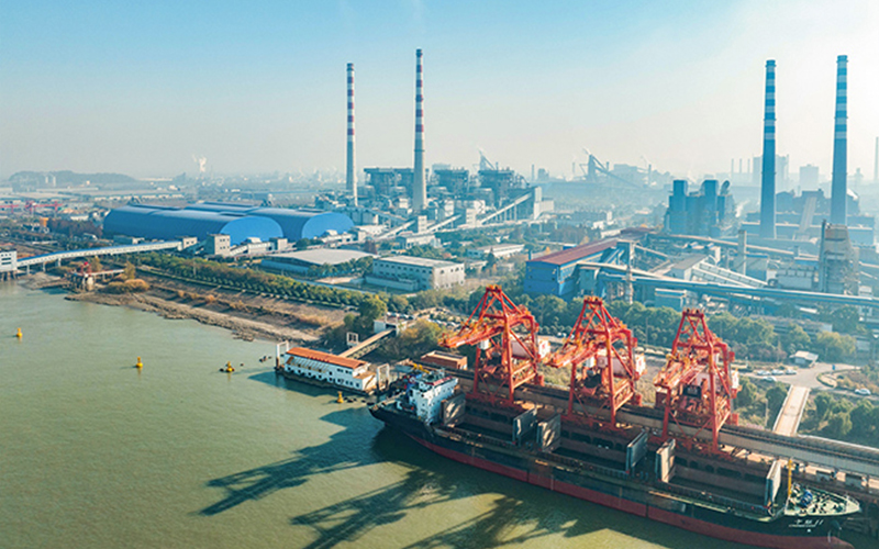 Green and low-carbon transportation protects the clear water of a river