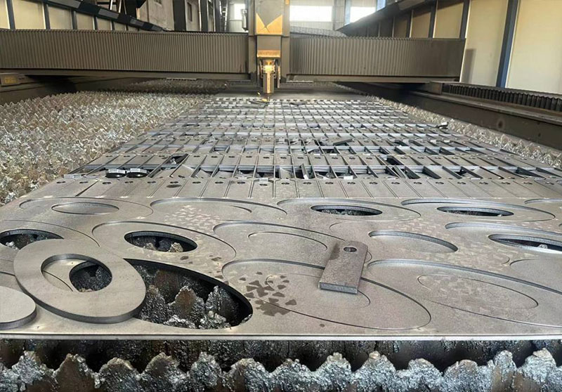 Cutting of thick carbon steel plates