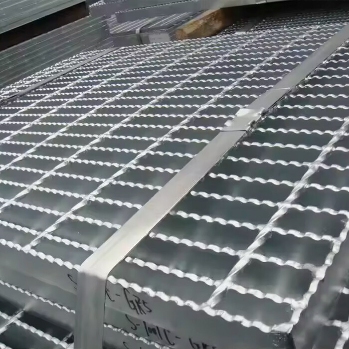 Pressed grating with equal strips and continuous serrations