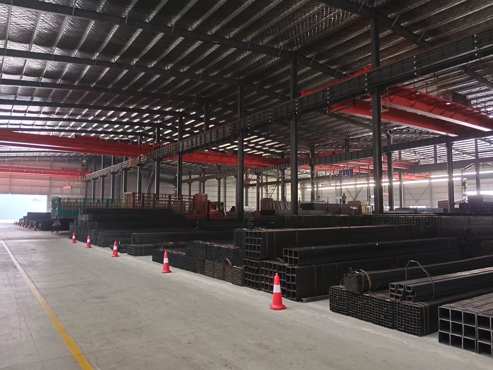 It is adjacent to Tianjin Port in the north, Qingdao Port in the east and Shanghai Port in the south.