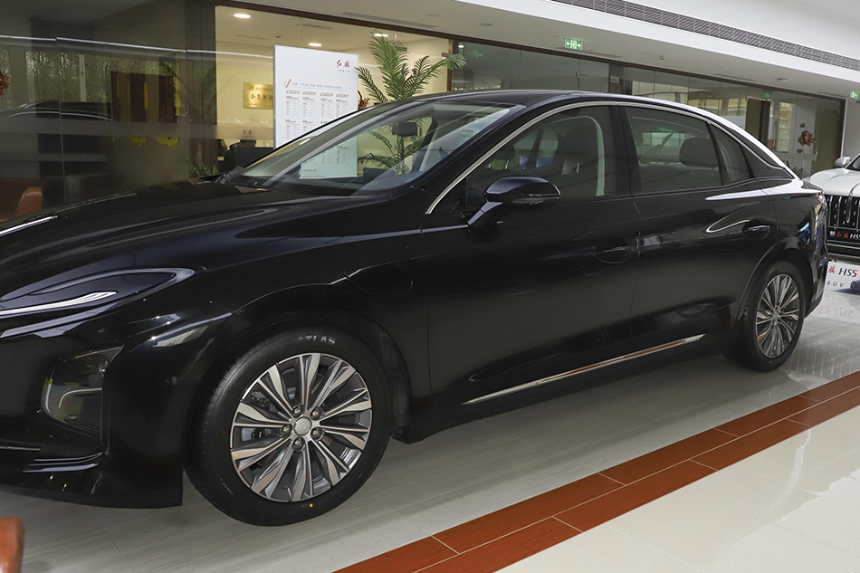 Hongqi E-QM5
