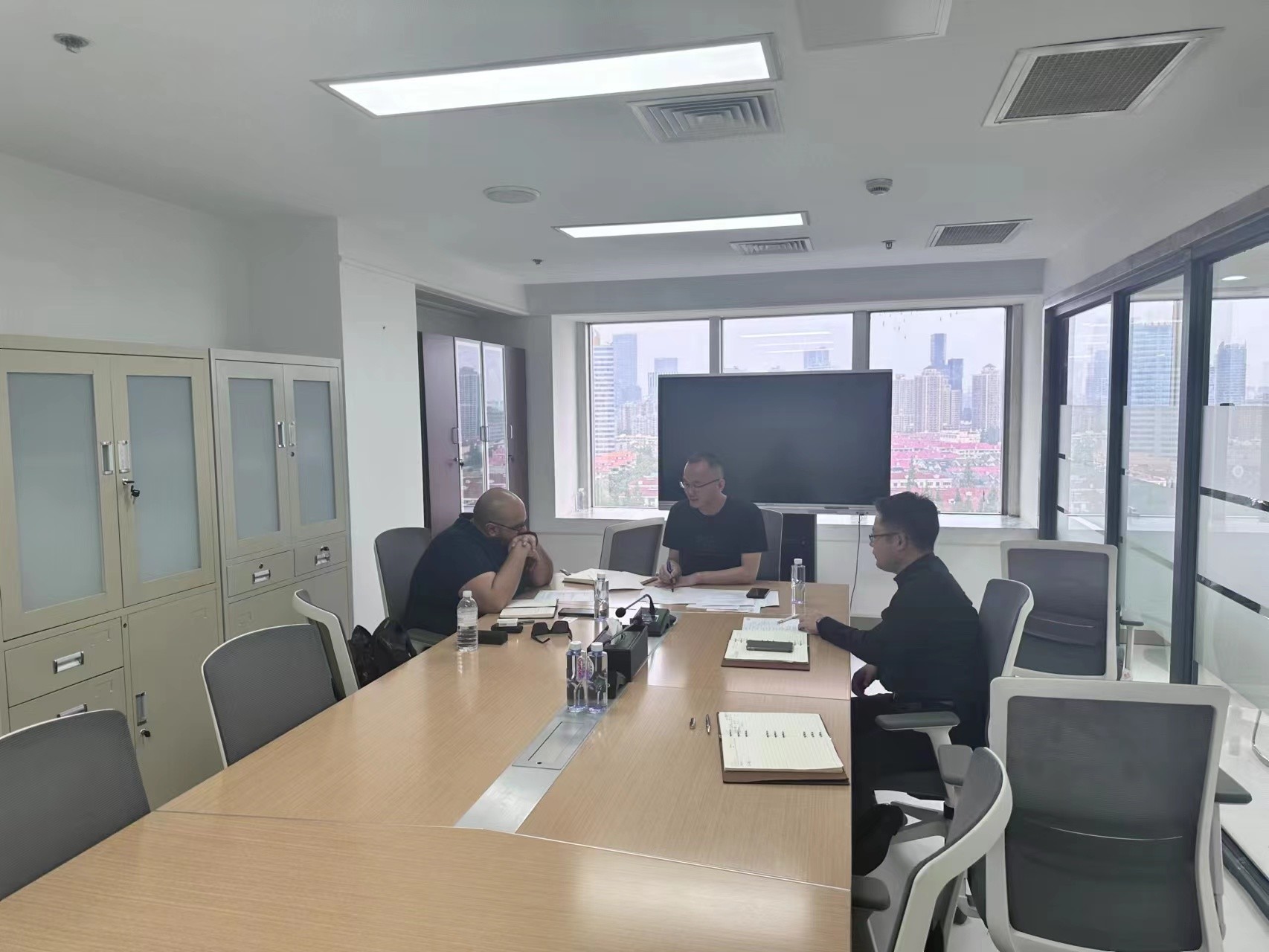 More and more international potential clients come to our company for business talks and samples tests.