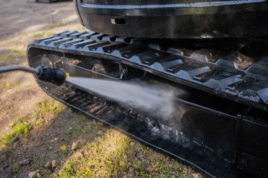 Cleaning of the tracks