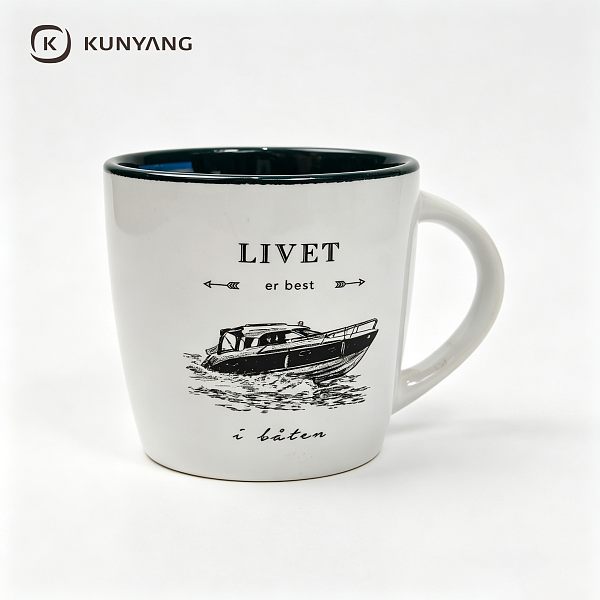 Livet er best i båten Boat Print Dark Green Interior Mug