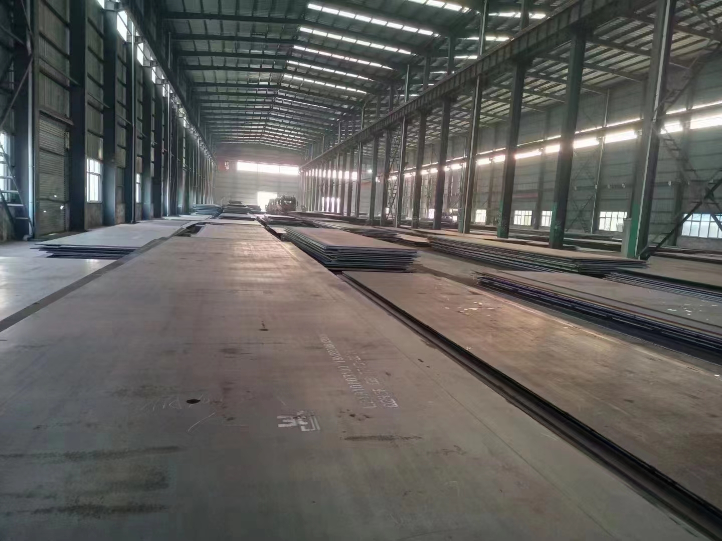 Wear-resistant steel plate