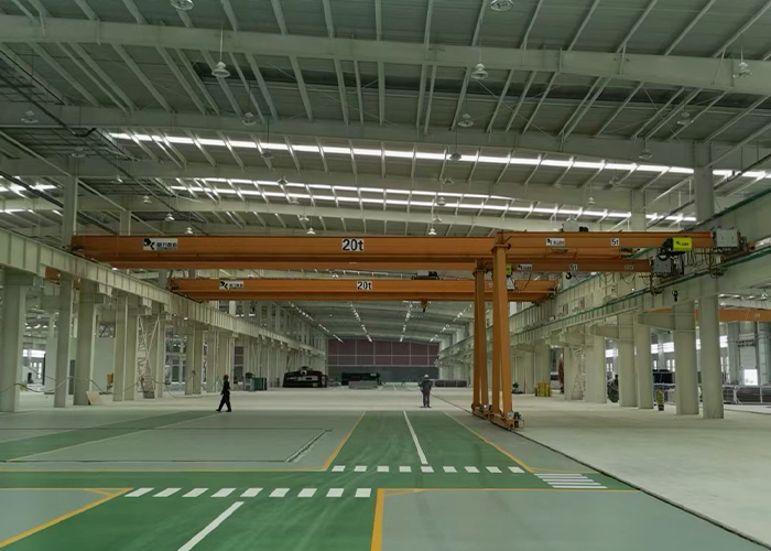 Gantry crane with electric hoist