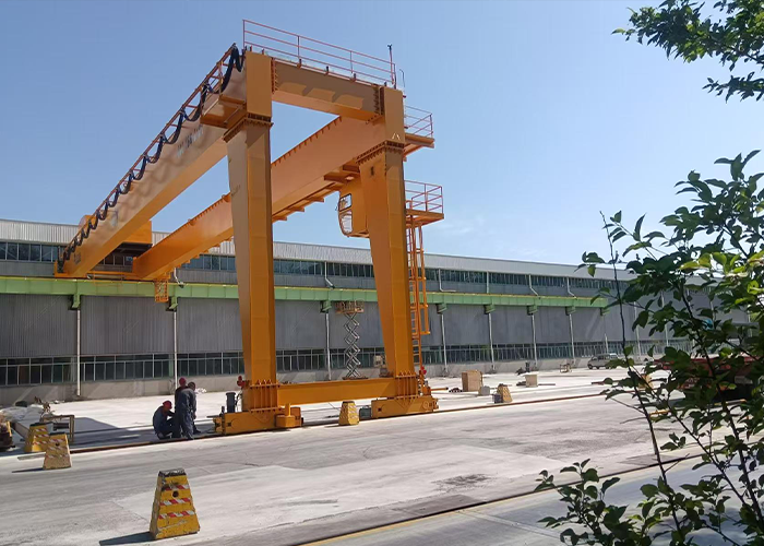 Gantry crane with electric hoist
