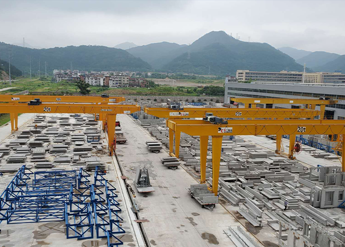 Gantry crane with electric hoist