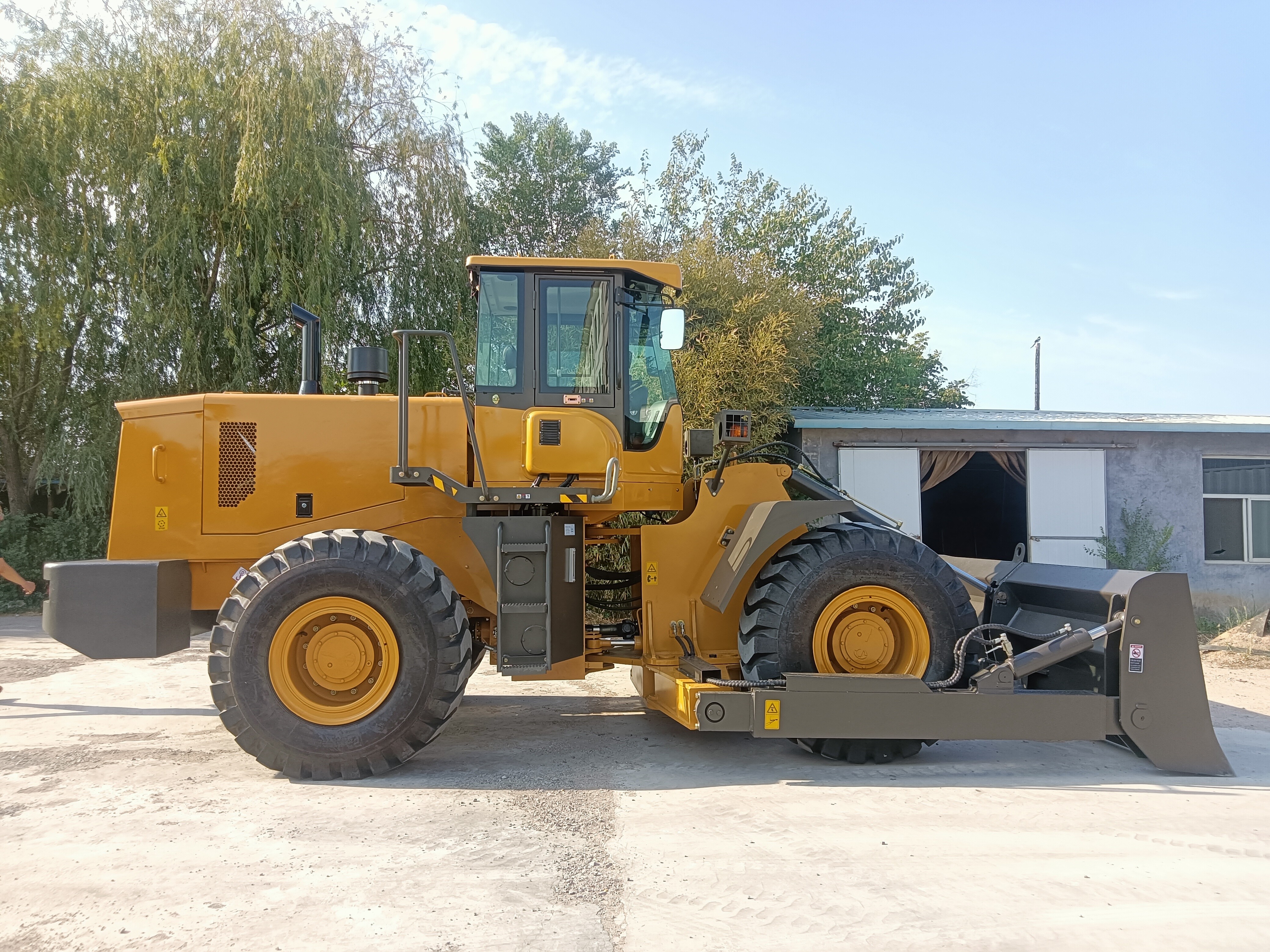 QTM220 Wheel Dozer