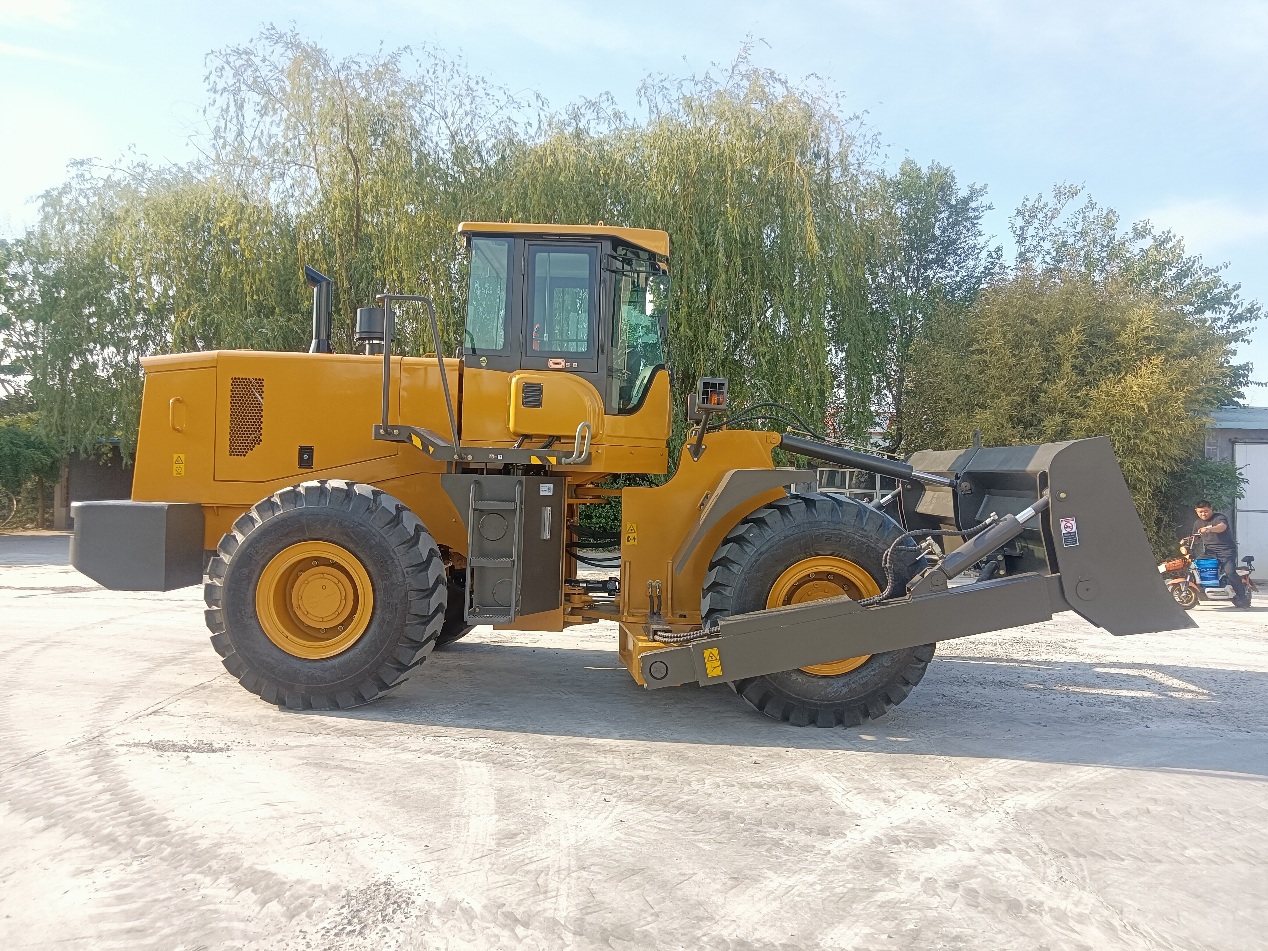 QTM220 Wheel Dozer