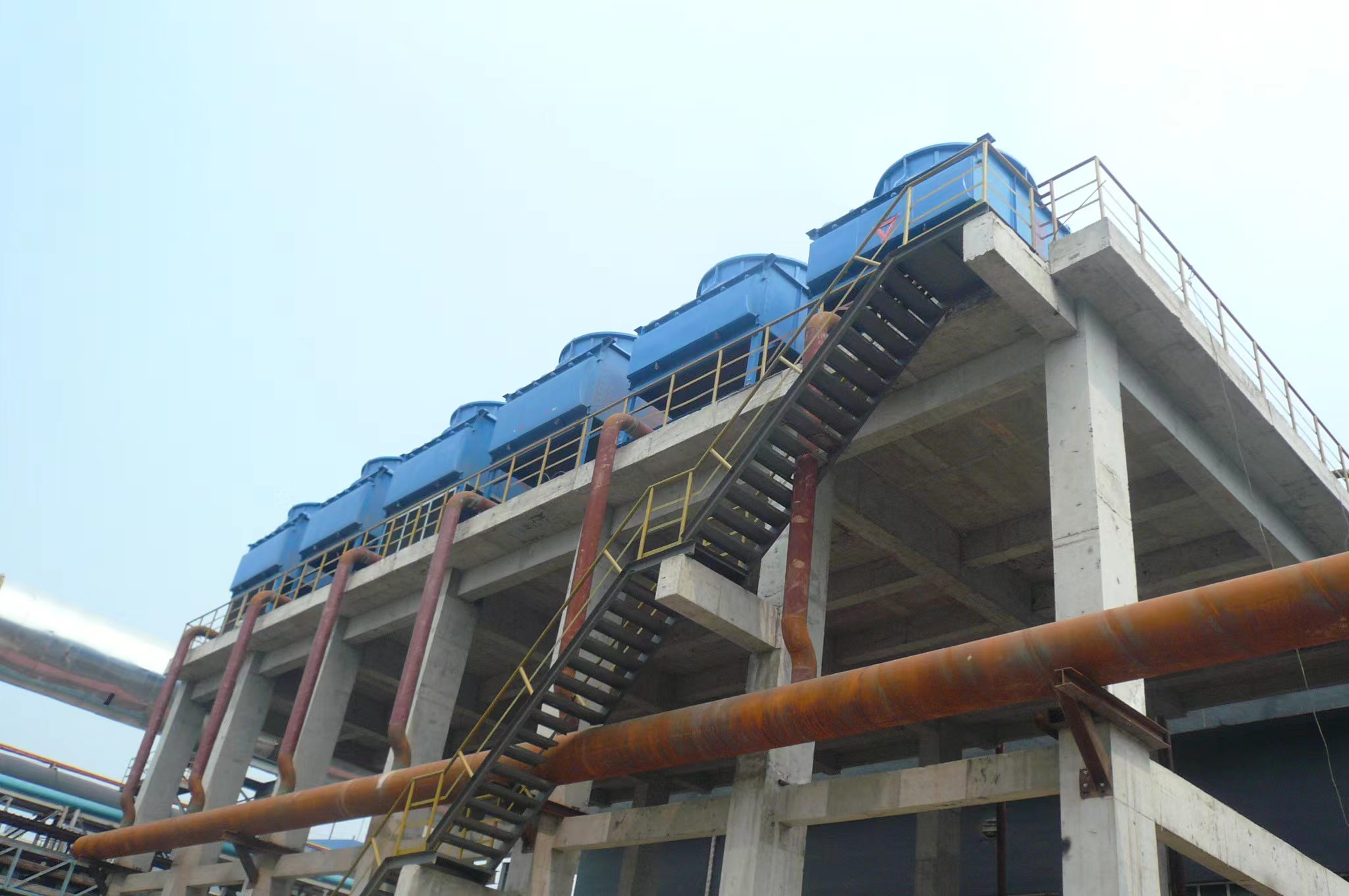 Primary gas cooler and final cooler