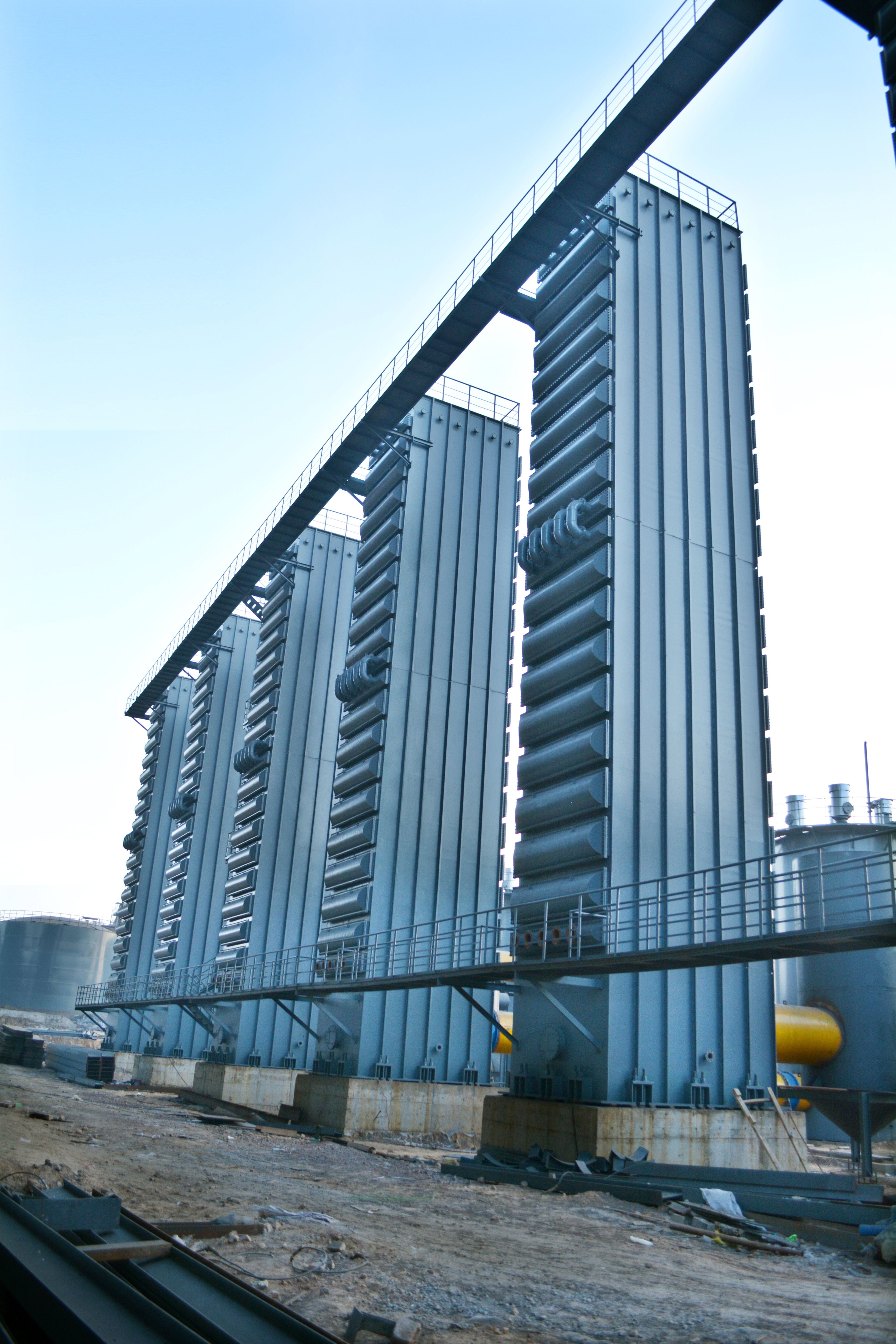 Primary gas cooler and final cooler