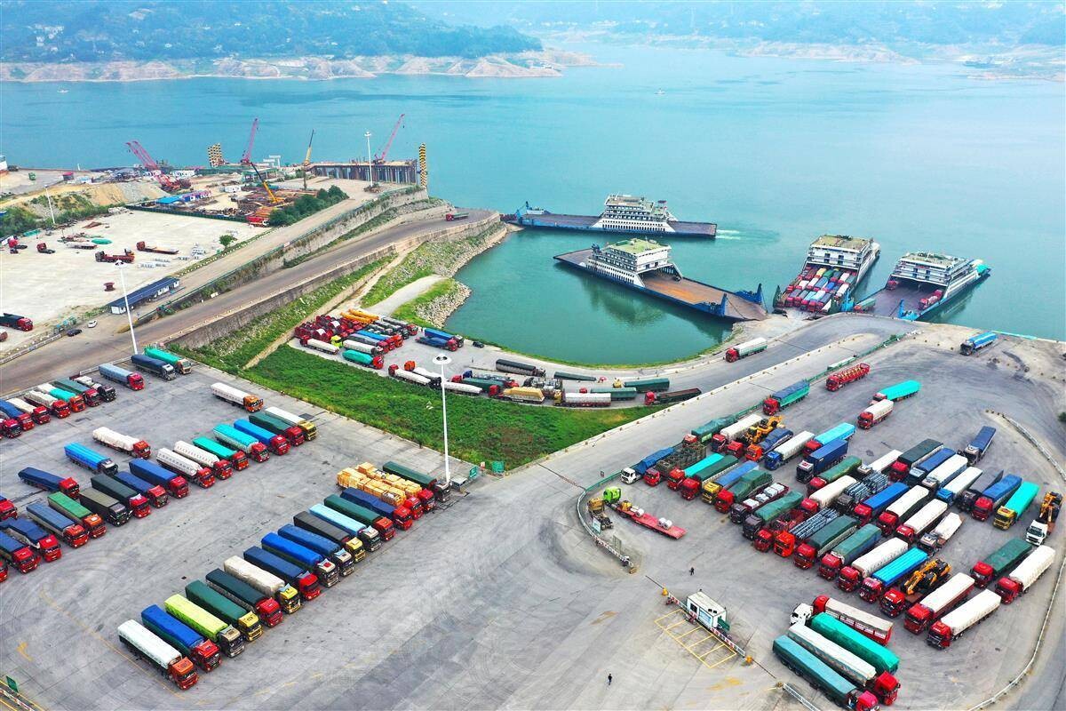 The impact of global sea freight fluctuations on truck export business The impact of global sea freight fluctuations on truck export business