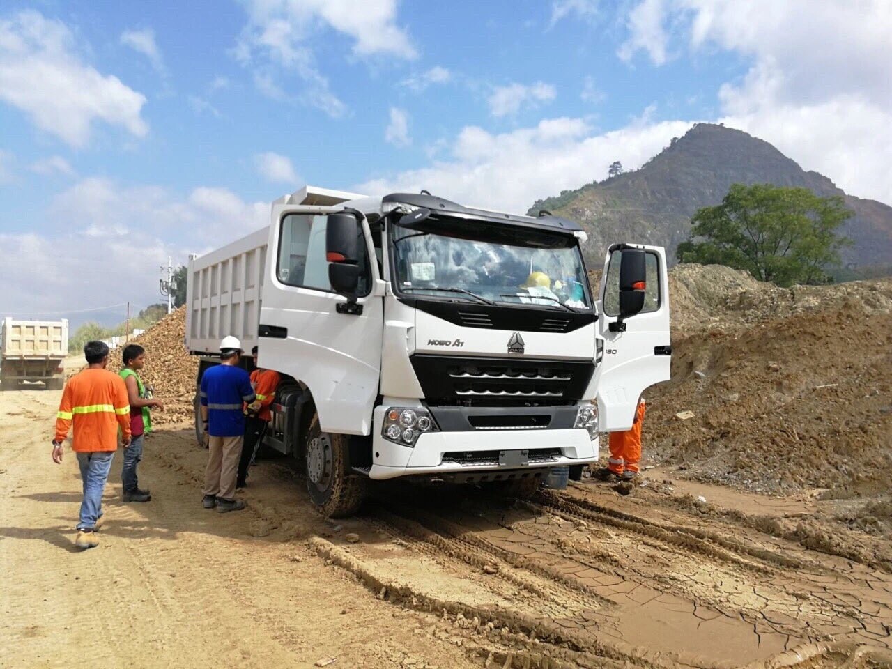 Innovation-driven, expand the international market - Our company successfully exported the first batch of trucks, towards a new journey of global development Innovation-driven, expand the international market - Our company successfully exported the first batch of trucks, towards a new journey of global development