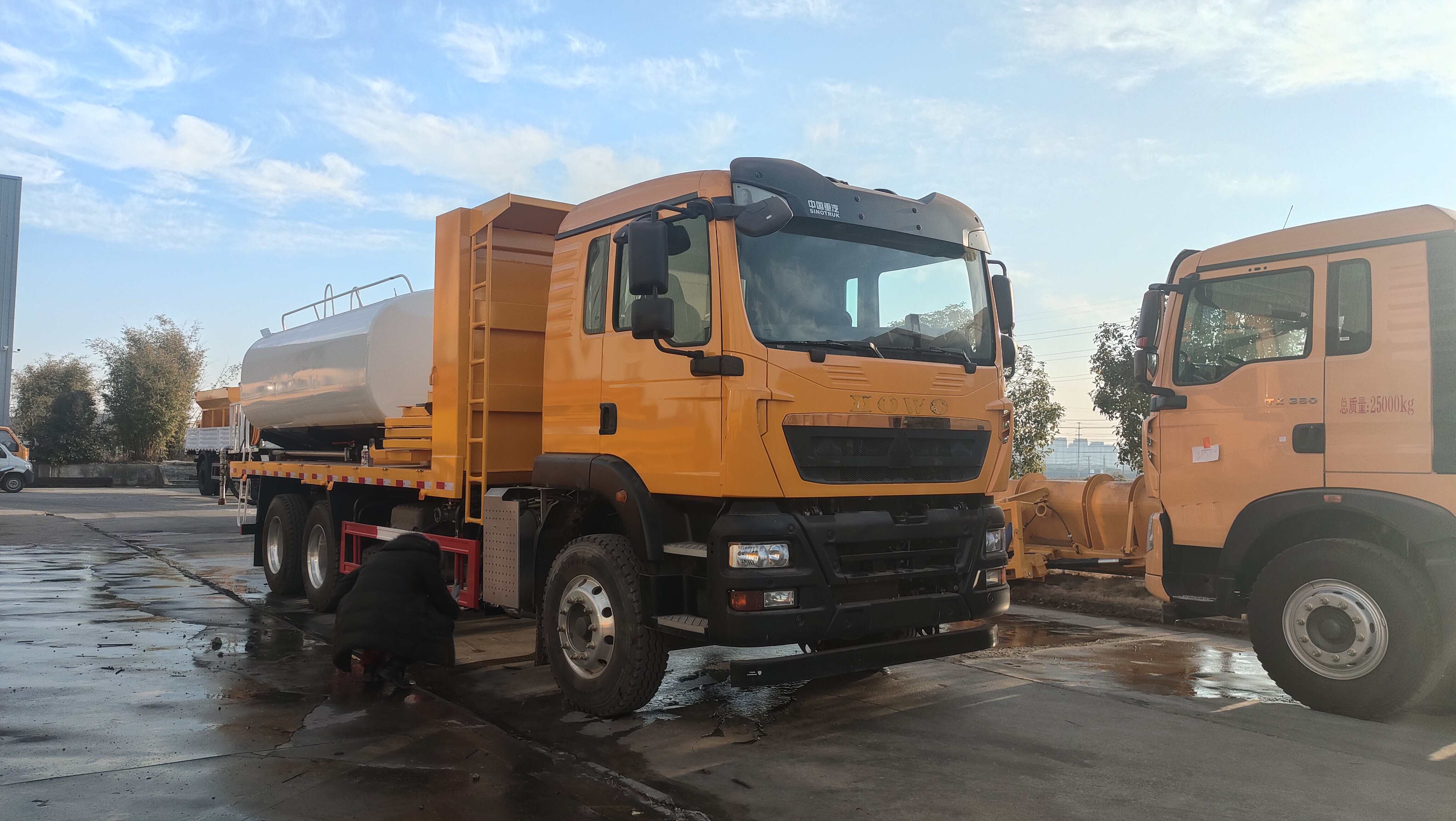 Export Sinotruk Howo water trucks with dump trucks to Azerbaijan Export Sinotruk Howo water trucks with dump trucks to Azerbaijan
