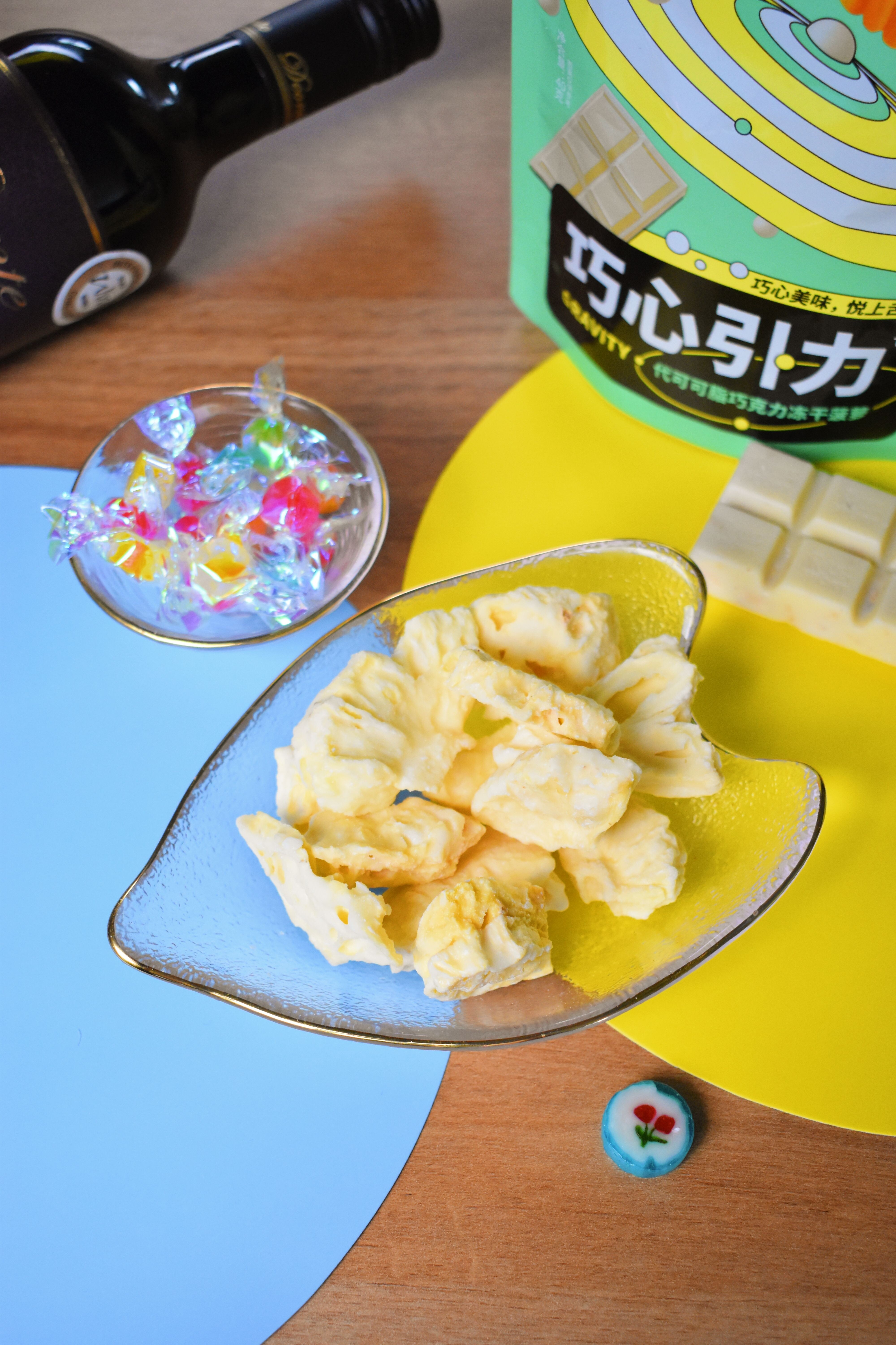 Chocolate-infused freeze-dried pineapple