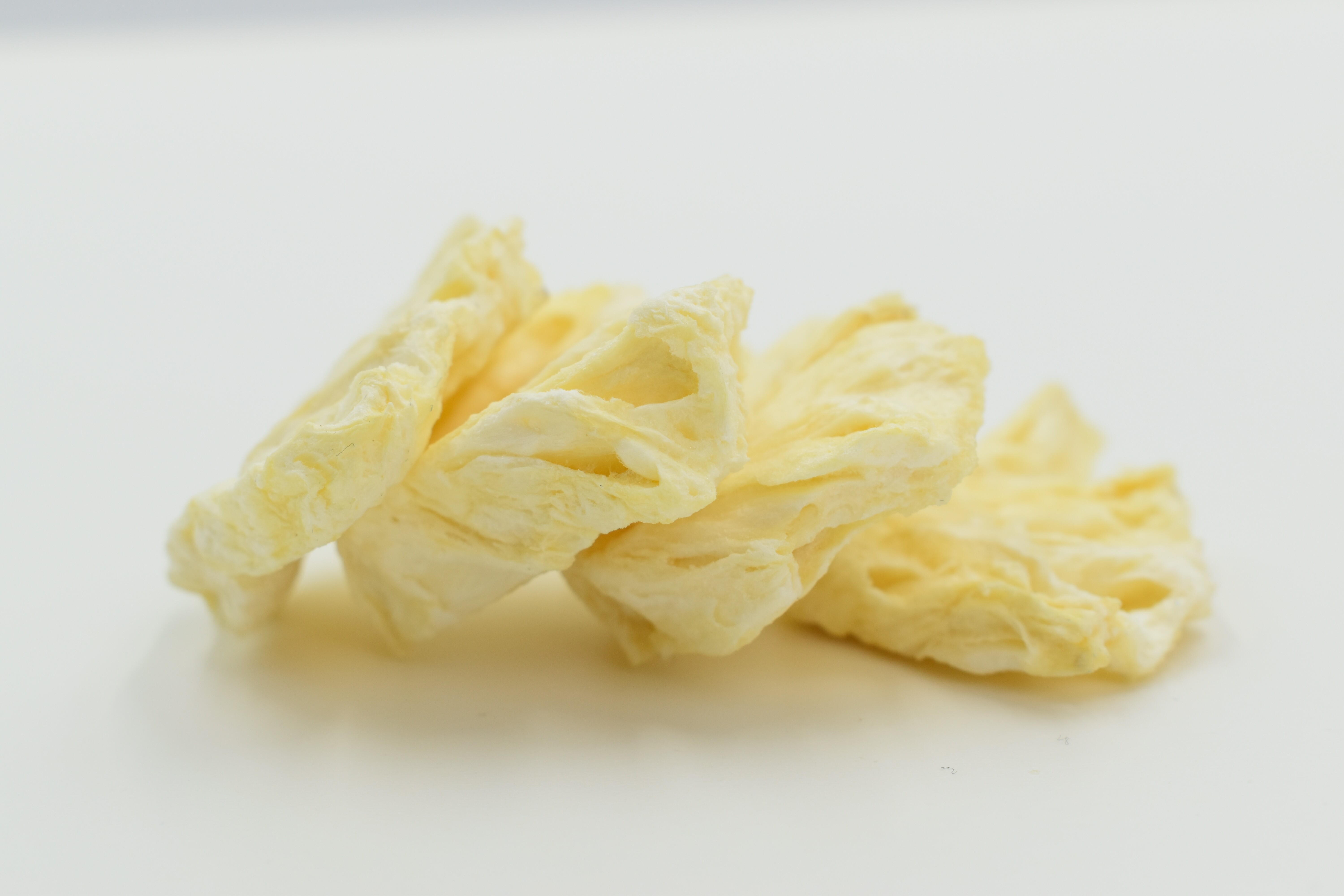 Chocolate-infused freeze-dried pineapple