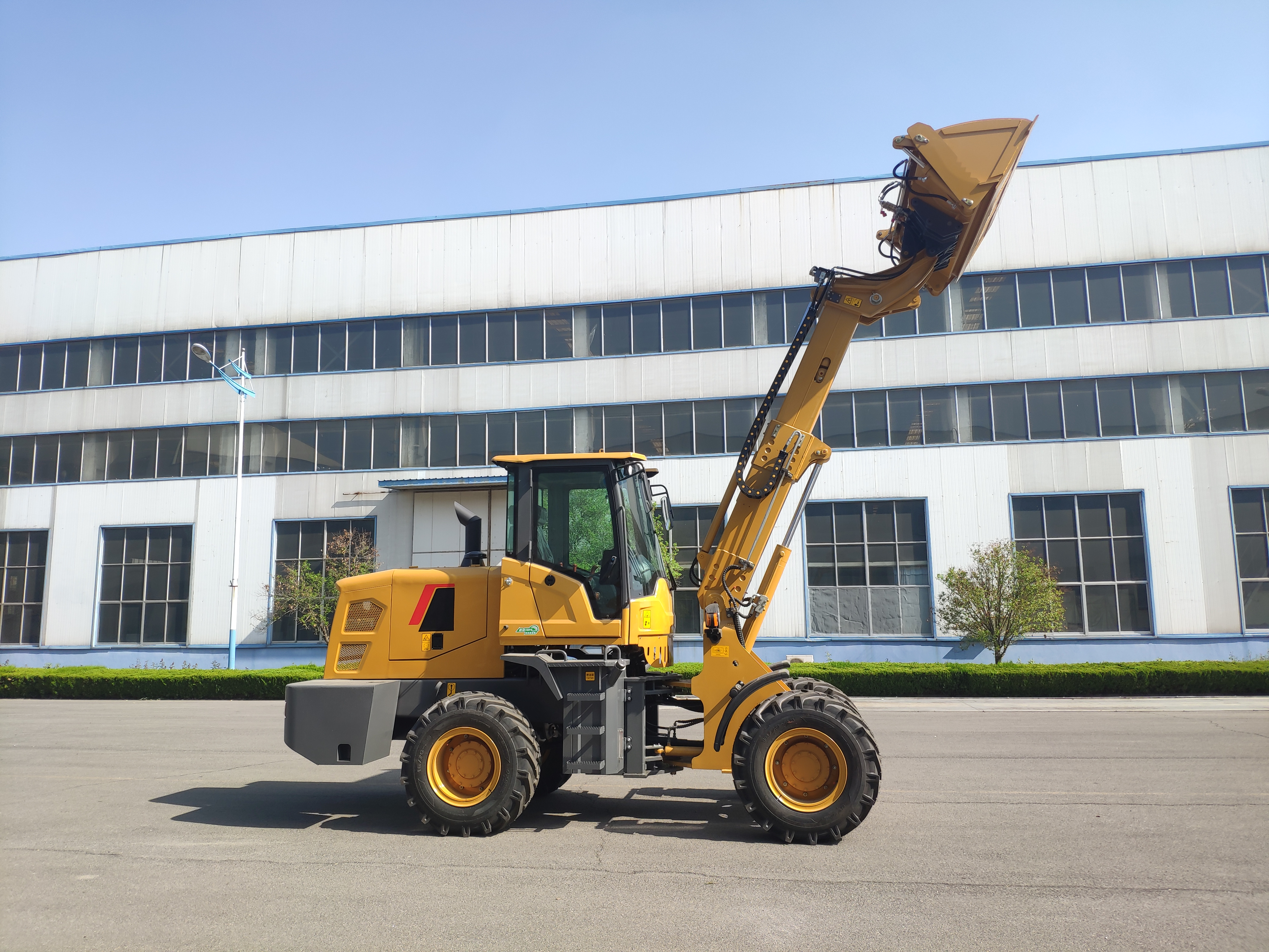 Колесный погрузчик с телескопической стрелой QTM3500