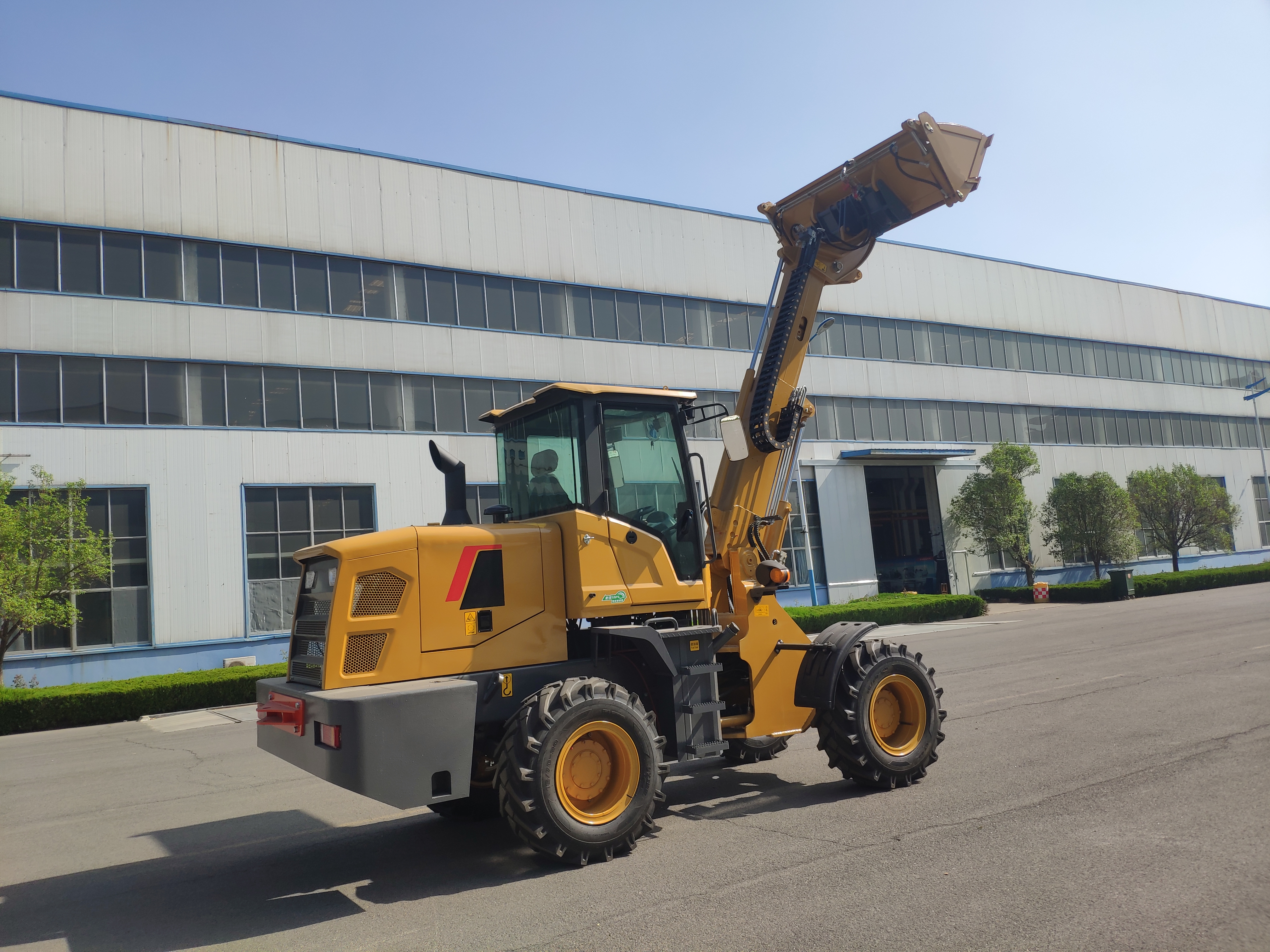 Колесный погрузчик с телескопической стрелой QTM3500
