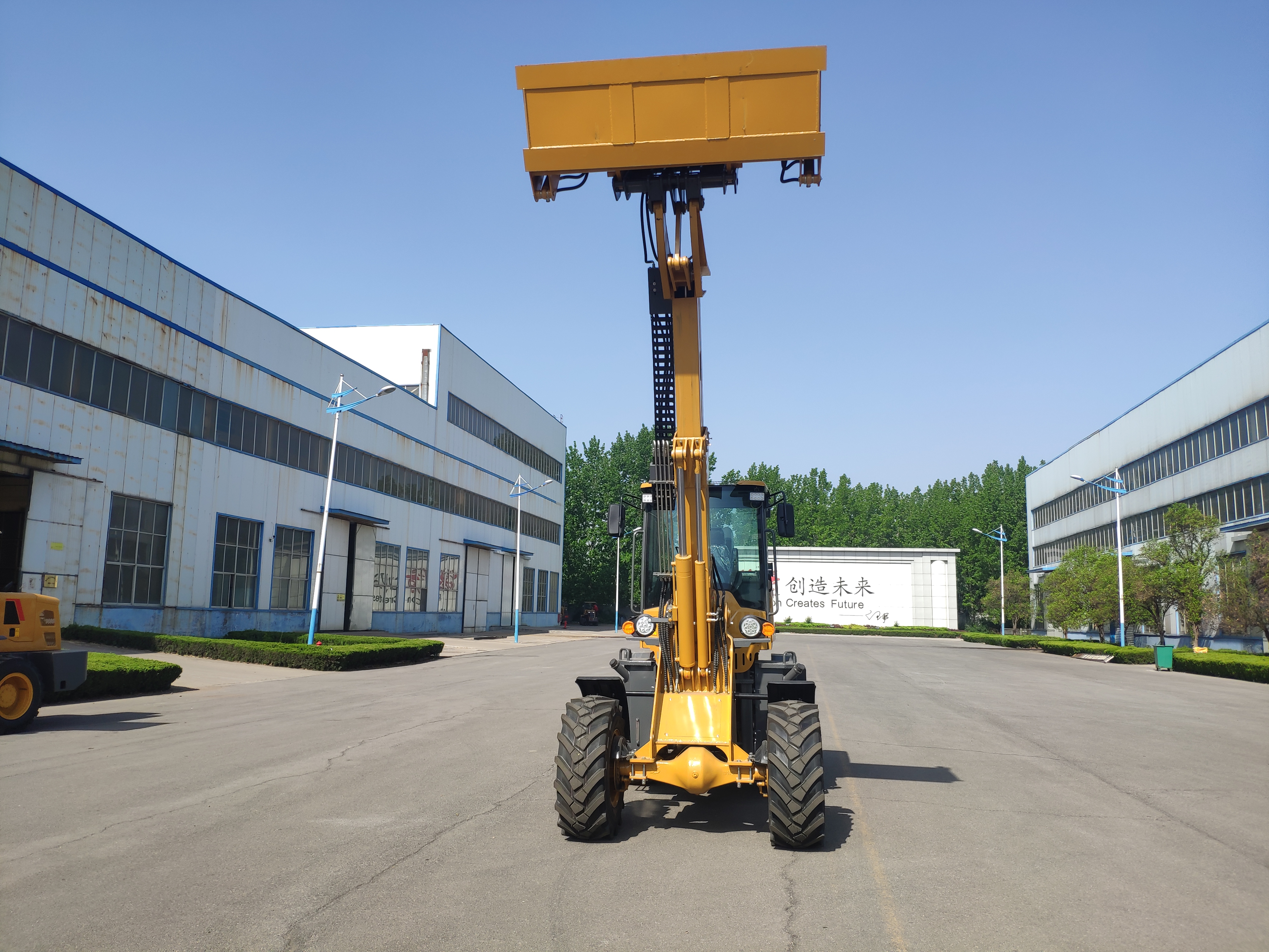 Колесный погрузчик с телескопической стрелой QTM3500
