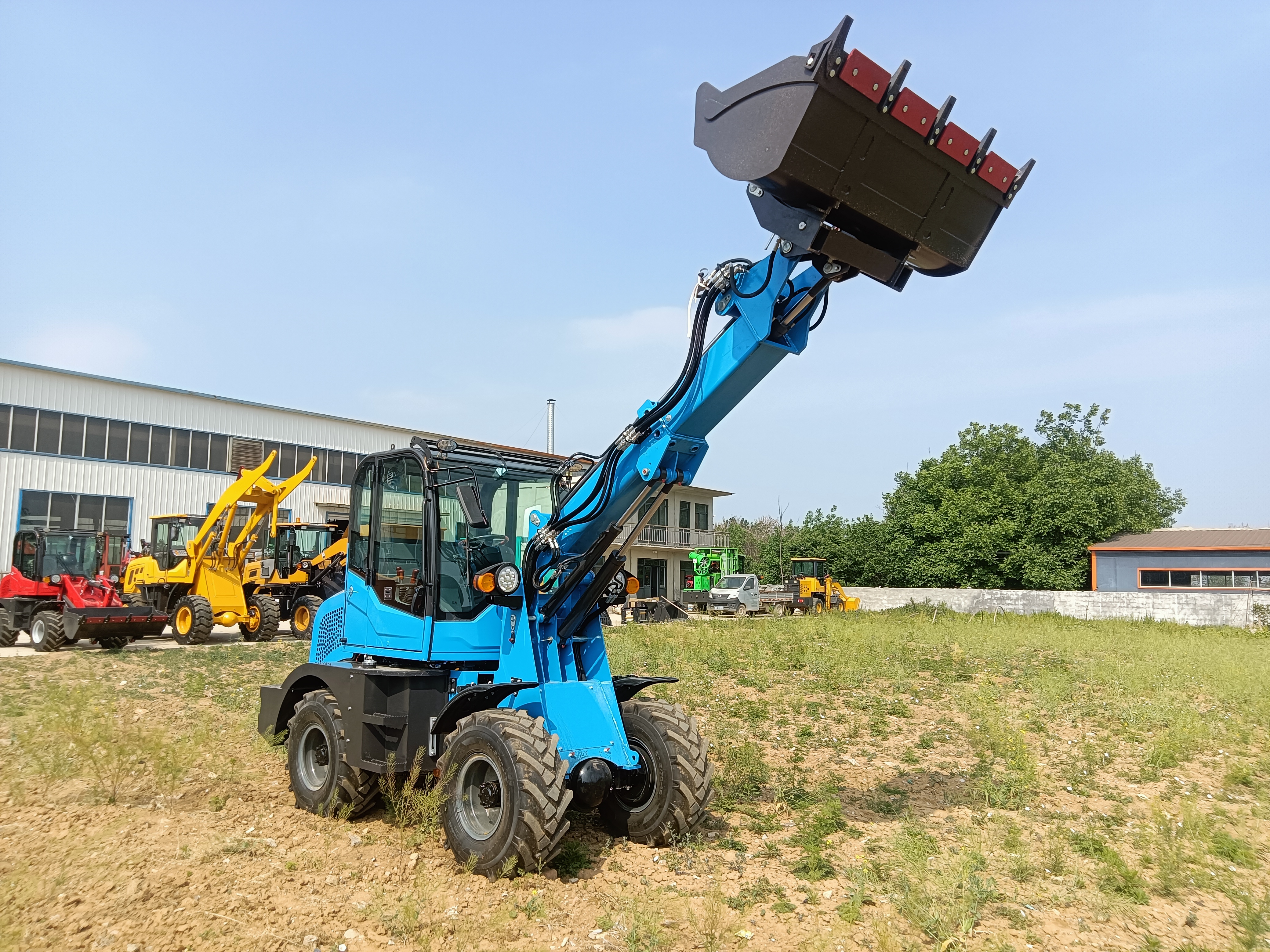 Колесный погрузчик с телескопической стрелой QTM908T