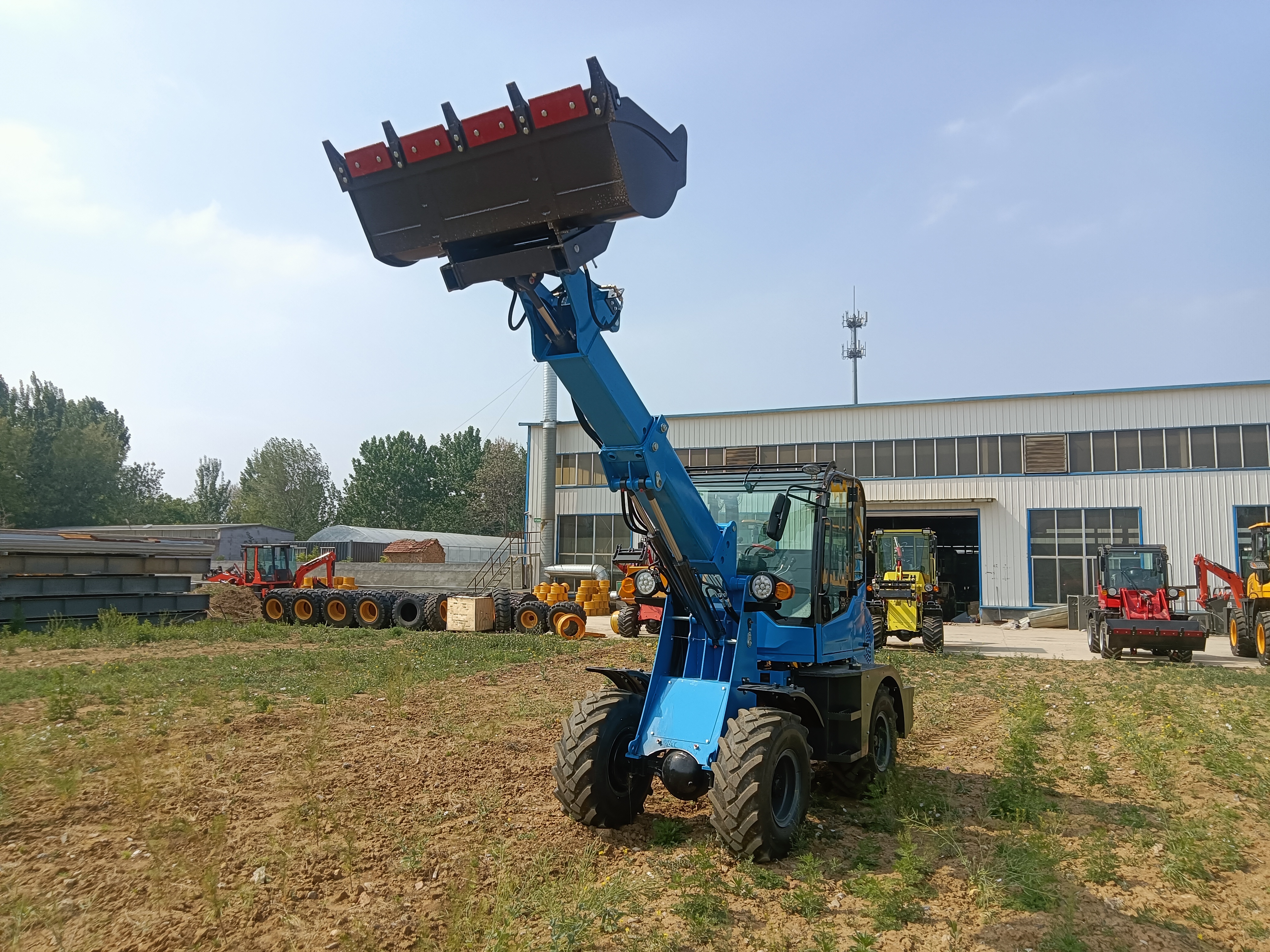 Колесный погрузчик с телескопической стрелой QTM908T